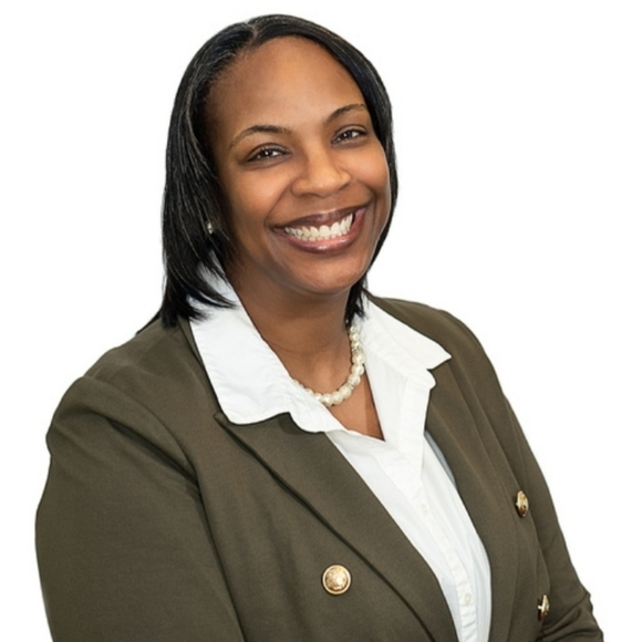 Meet your Posher, Queen - Picture 1 of 5